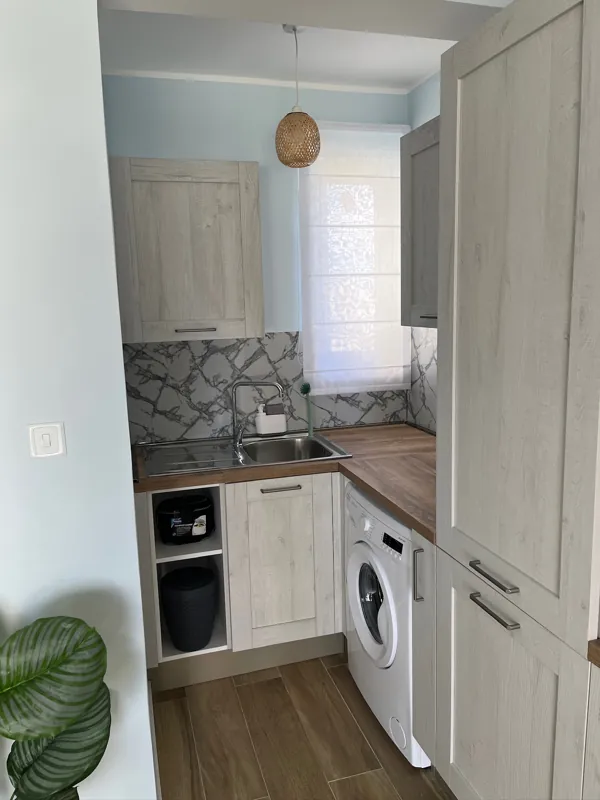 Kitchen corner with sink, washing machine and recycling bins